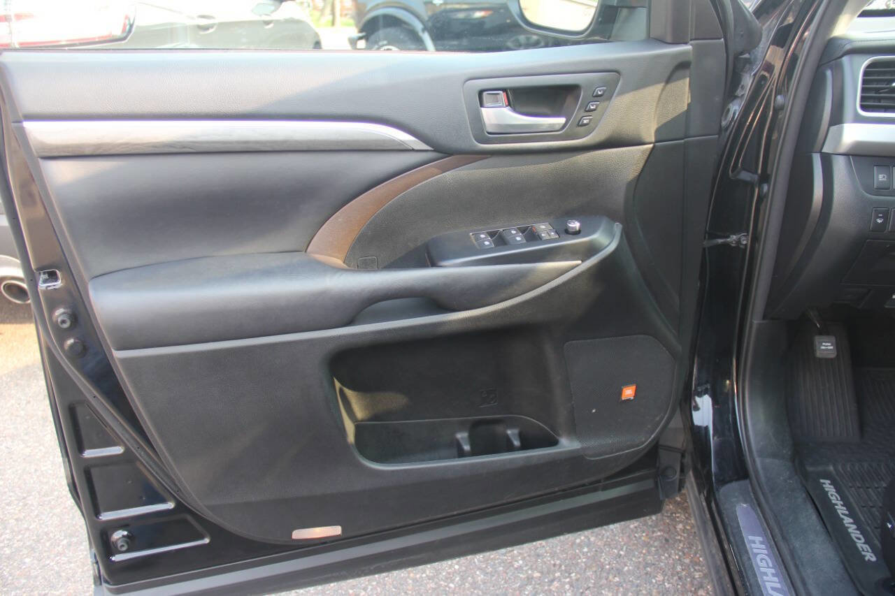 Used 2018 Toyota Highlander Limited AWD 4dr SUV image 29