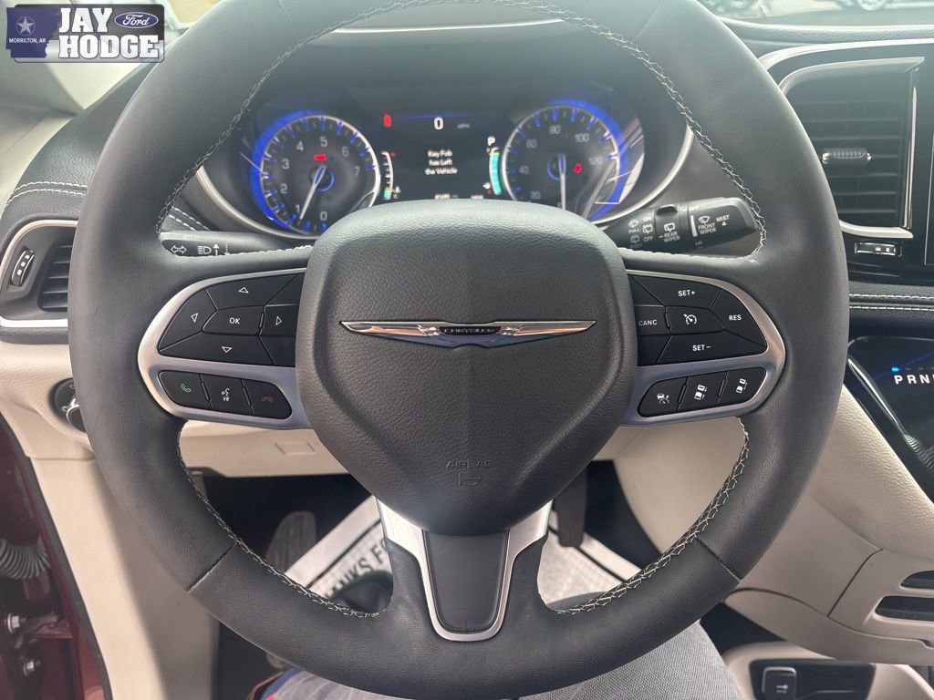 Used 2023 Chrysler Pacifica Touring-L image 17