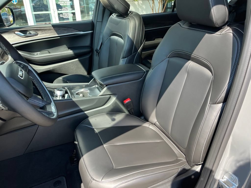 New 2027 Jeep Grand Cherokee L Limited w/ Limited Altitude Package AWD/4WD image 4