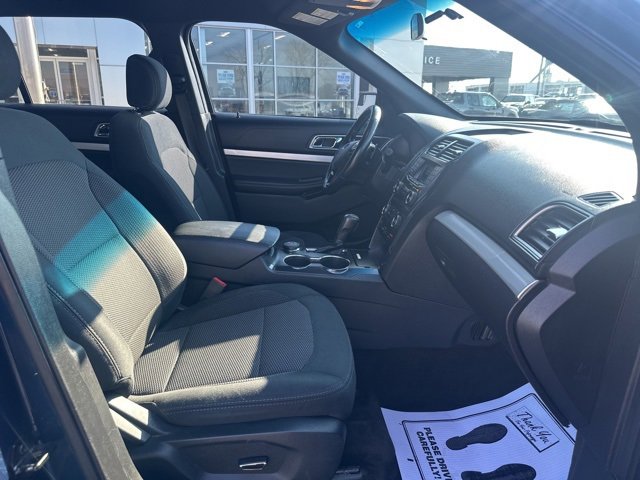 Used 2017 Ford Explorer XLT image 8