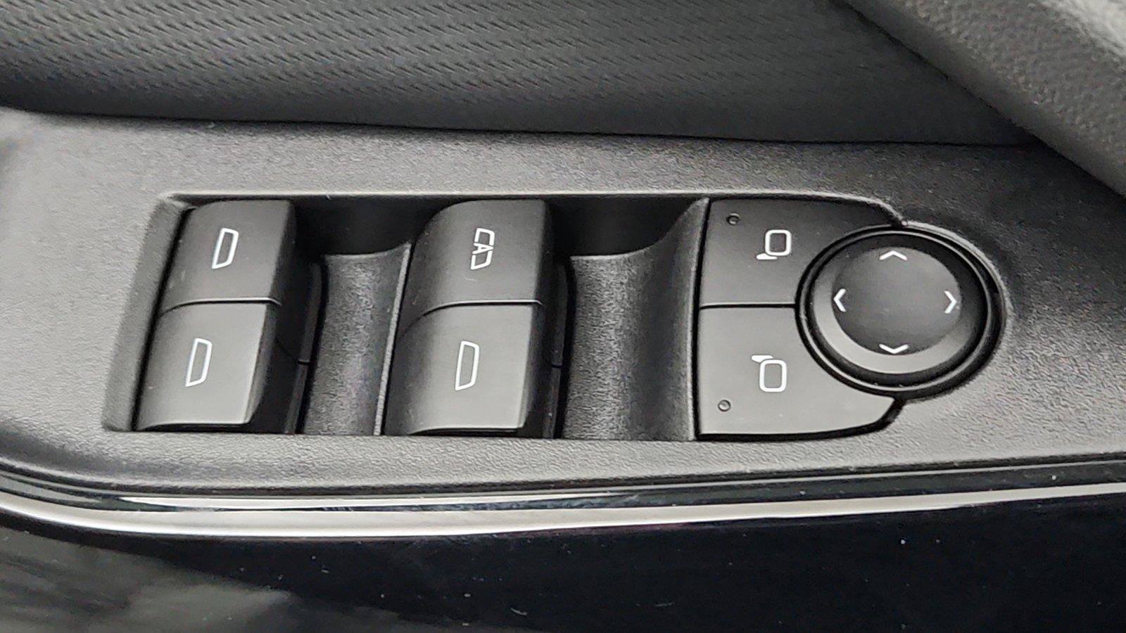 Used 2025 Chevrolet Equinox LT FWD image 18