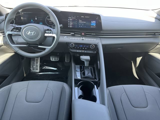 Certified 2025 Hyundai Elantra SEL FWD image 17