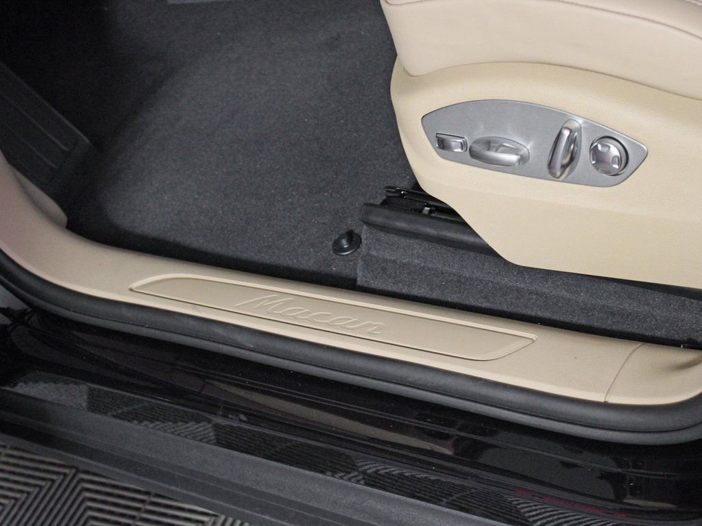 Certified 2025 Porsche Macan image 17
