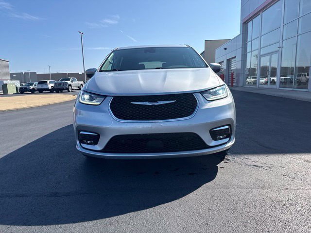 Used 2023 Chrysler Pacifica Touring-L AWD/4WD image 2