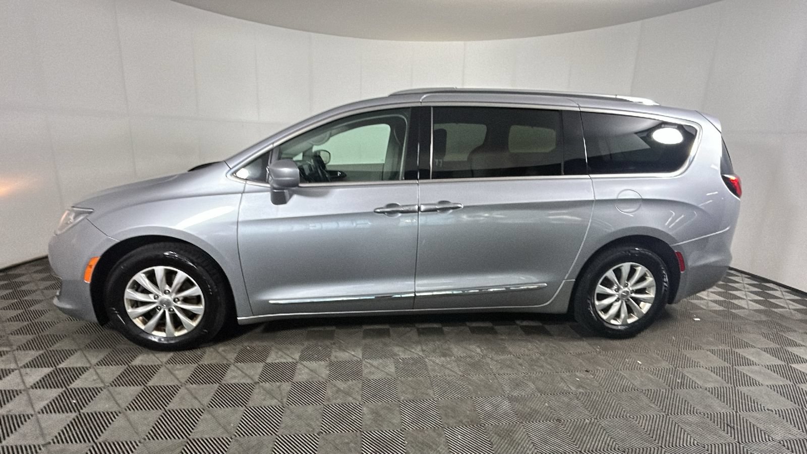 Used 2018 Chrysler Pacifica Touring-L FWD image 6