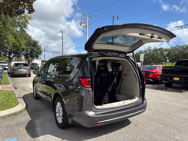 Used 2023 Chrysler Pacifica Touring-L FWD image 16