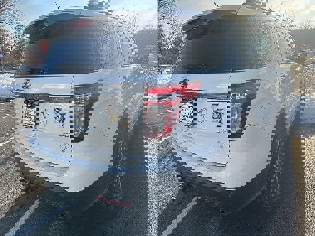 Used 2015 Ford Explorer XLT w/ Equipment Group 202A image 4