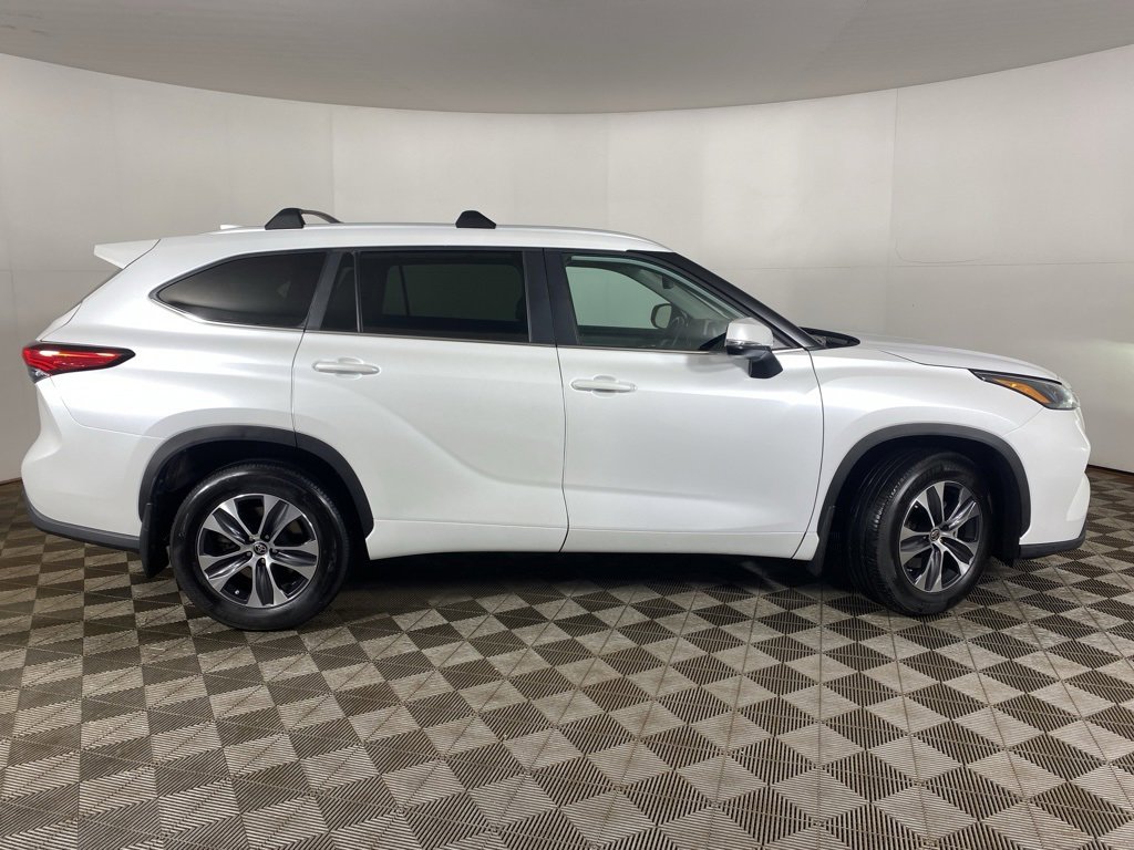 Used 2023 Toyota Highlander XLE image 10