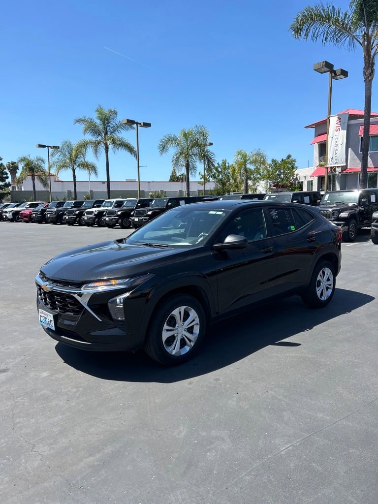 Used 2025 Chevrolet Trax LS image 1