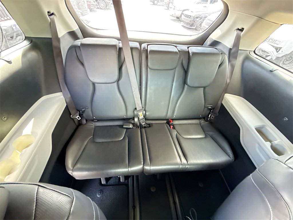 Used 2024 Kia Carnival EX image 32