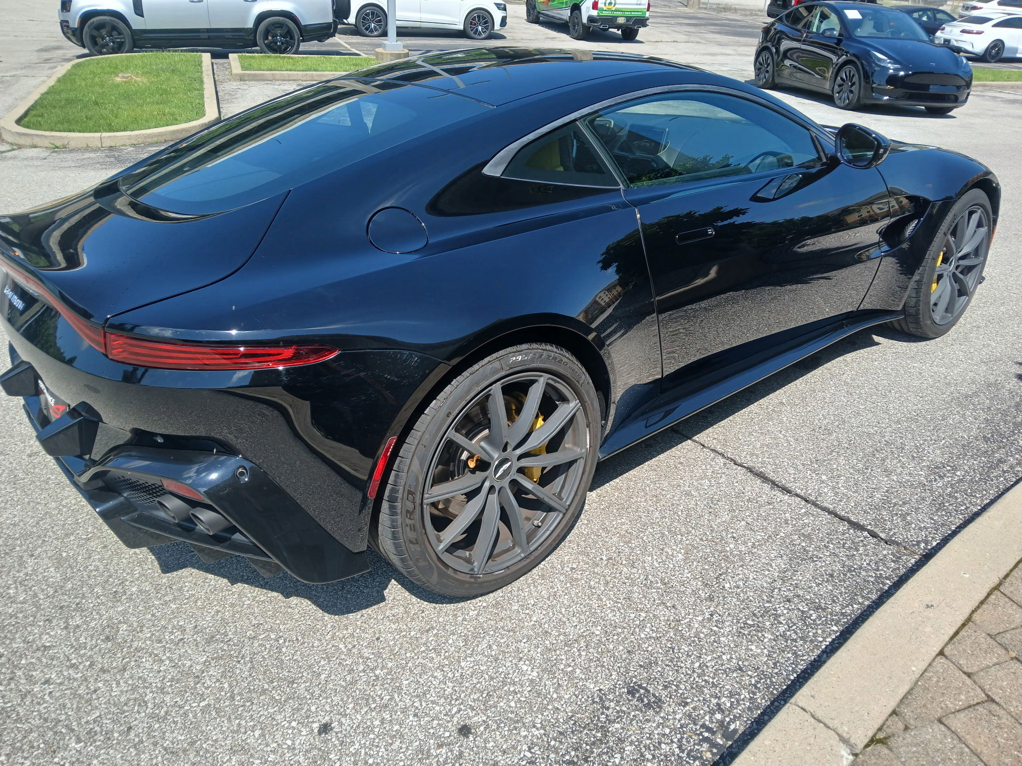 Used 2019 Aston Martin V8 Vantage Coupe RWD image 2