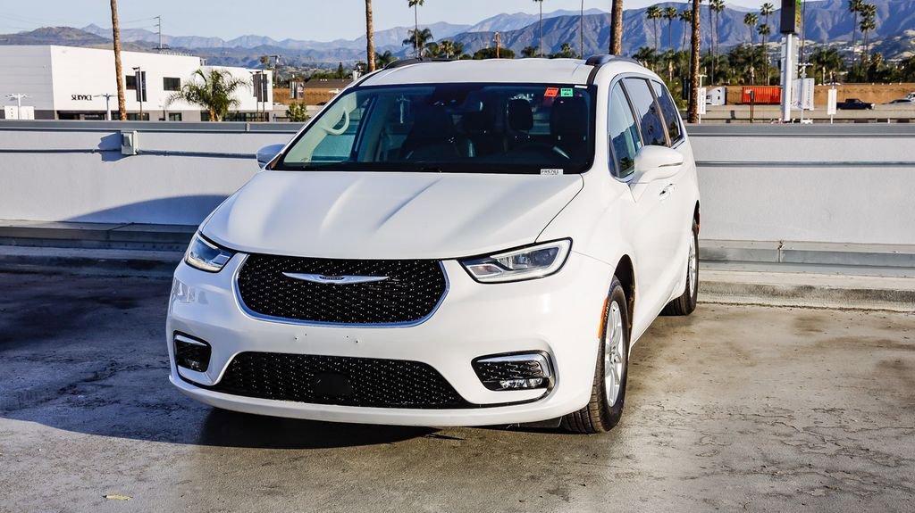 Used 2022 Chrysler Pacifica Touring-L image 4