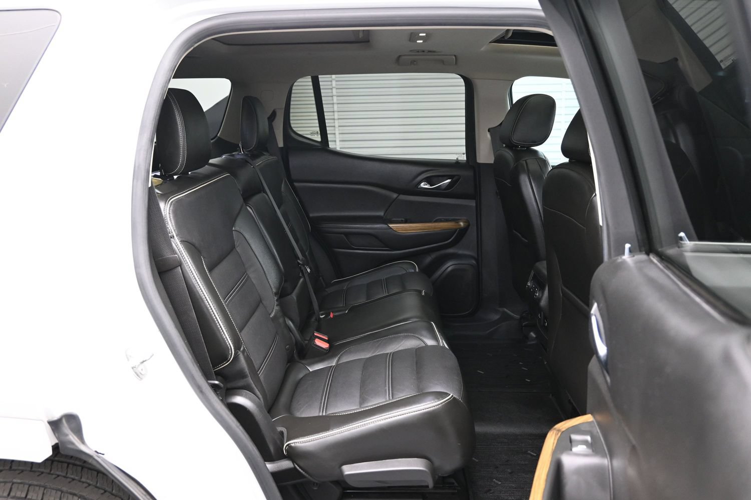 Used 2017 GMC Acadia Denali w/ Technology Package FWD image 12