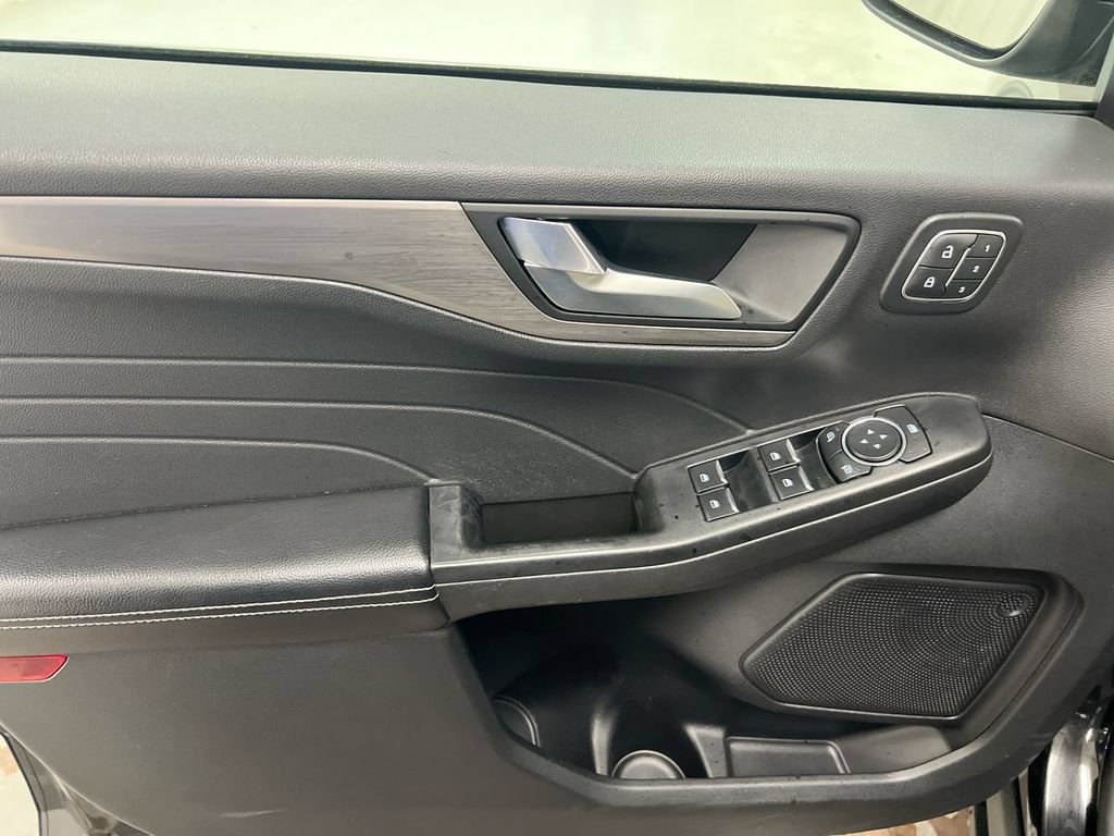 Used 2022 Ford Escape Titanium AWD/4WD image 21