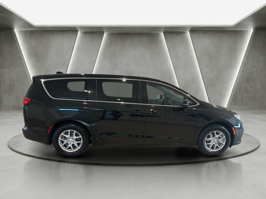 Used 2026 Chrysler Pacifica Select FWD image 5