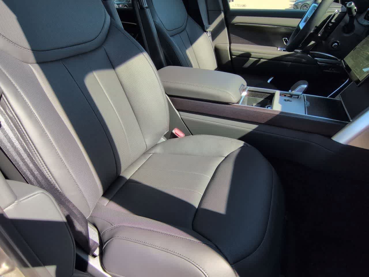 New 2026 Land Rover Range Rover Long Wheelbase SE AWD/4WD image 13