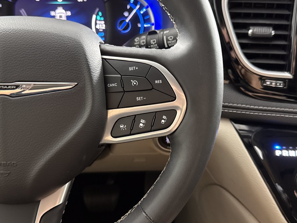 Used 2023 Chrysler Pacifica Limited FWD image 15