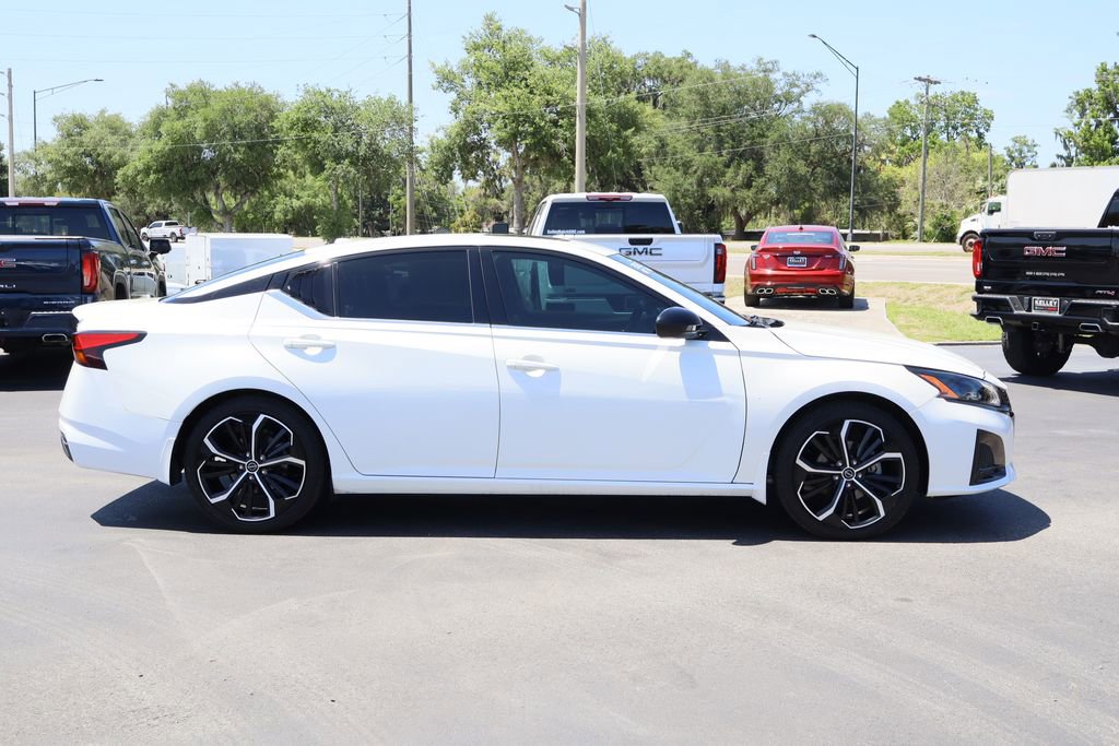 Used 2023 Nissan Altima 2.5 SR w/ SR Premium Package image 10