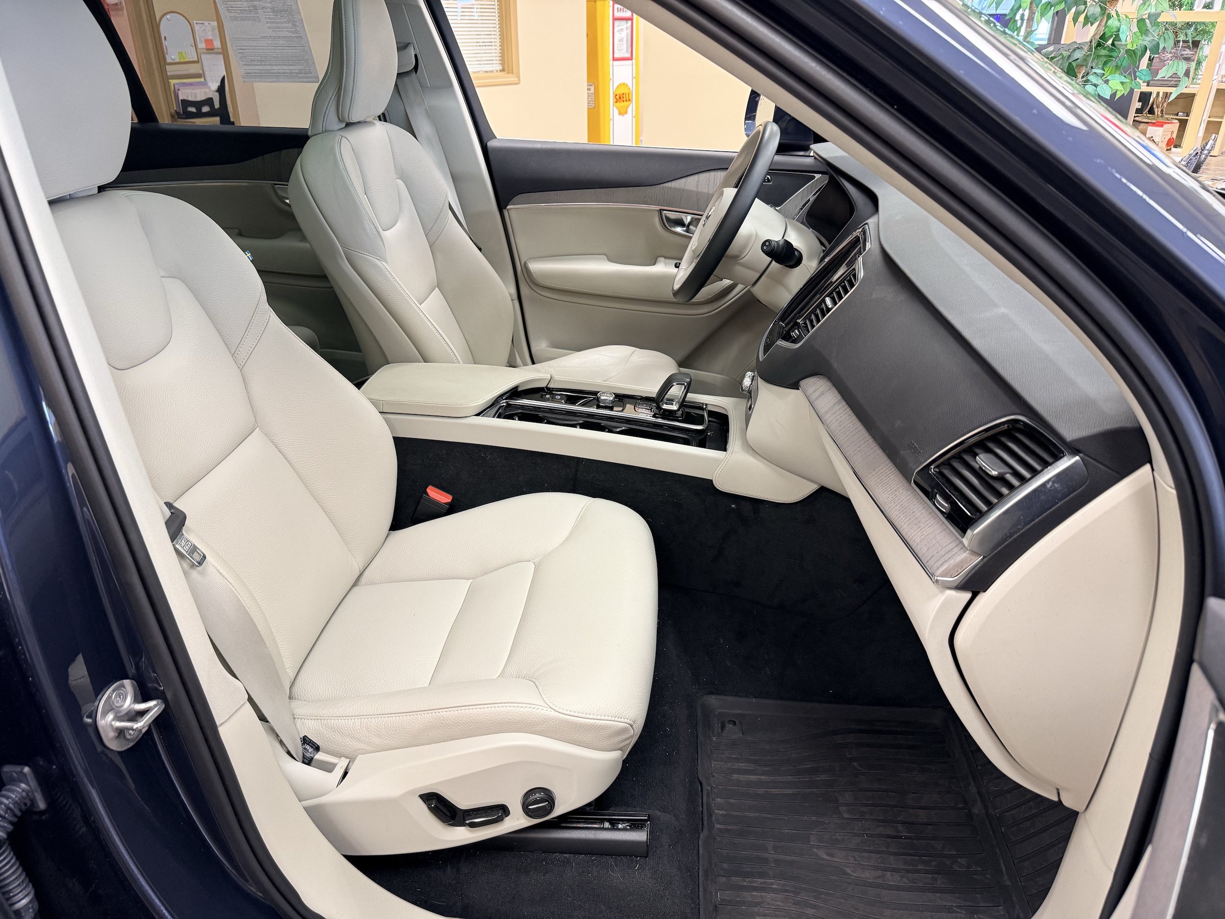 Used 2025 Volvo XC90 B6 Plus w/ Protection Package Premier AWD/4WD image 17