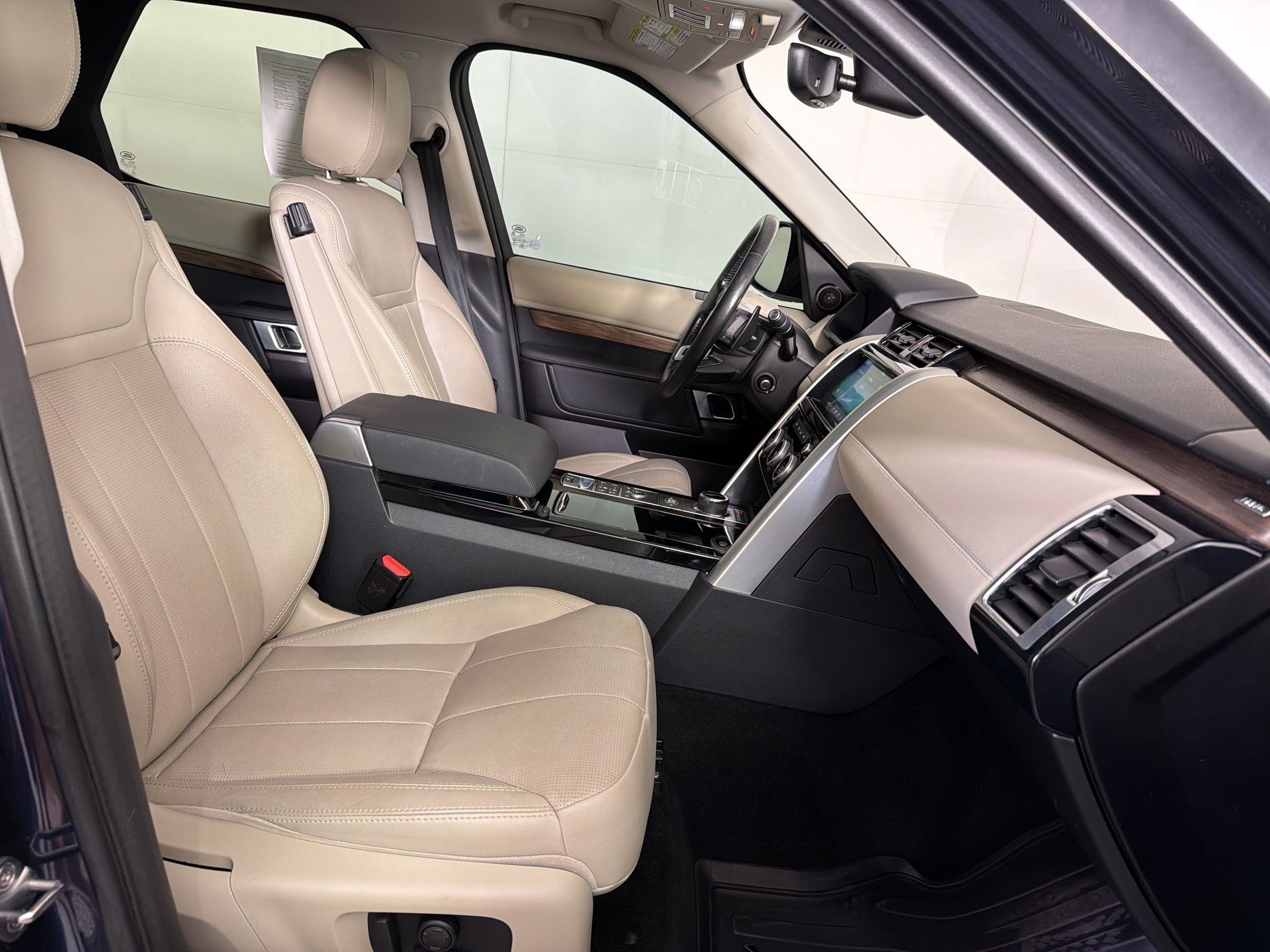 Used 2018 Land Rover Discovery HSE AWD/4WD image 30