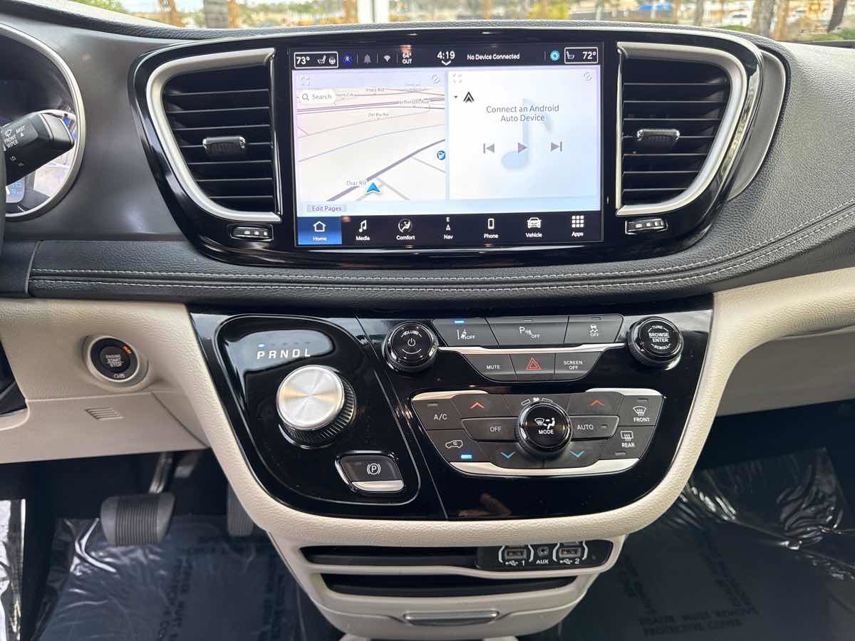 Used 2024 Chrysler Pacifica Select FWD image 32