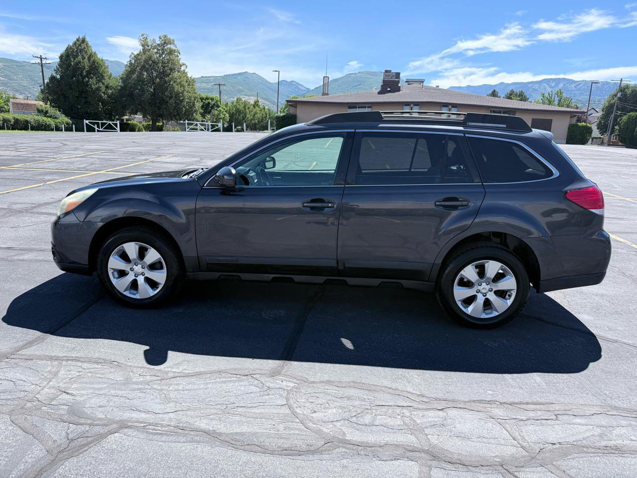 Used 2011 Subaru Outback 2.5i Limited w/ PWR Moonroof Pkg AWD/4WD image 2