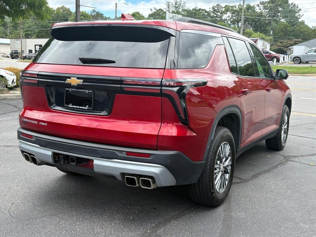 Used 2025 Chevrolet Traverse LT w/ Driver Confidence Package AWD/4WD image 5
