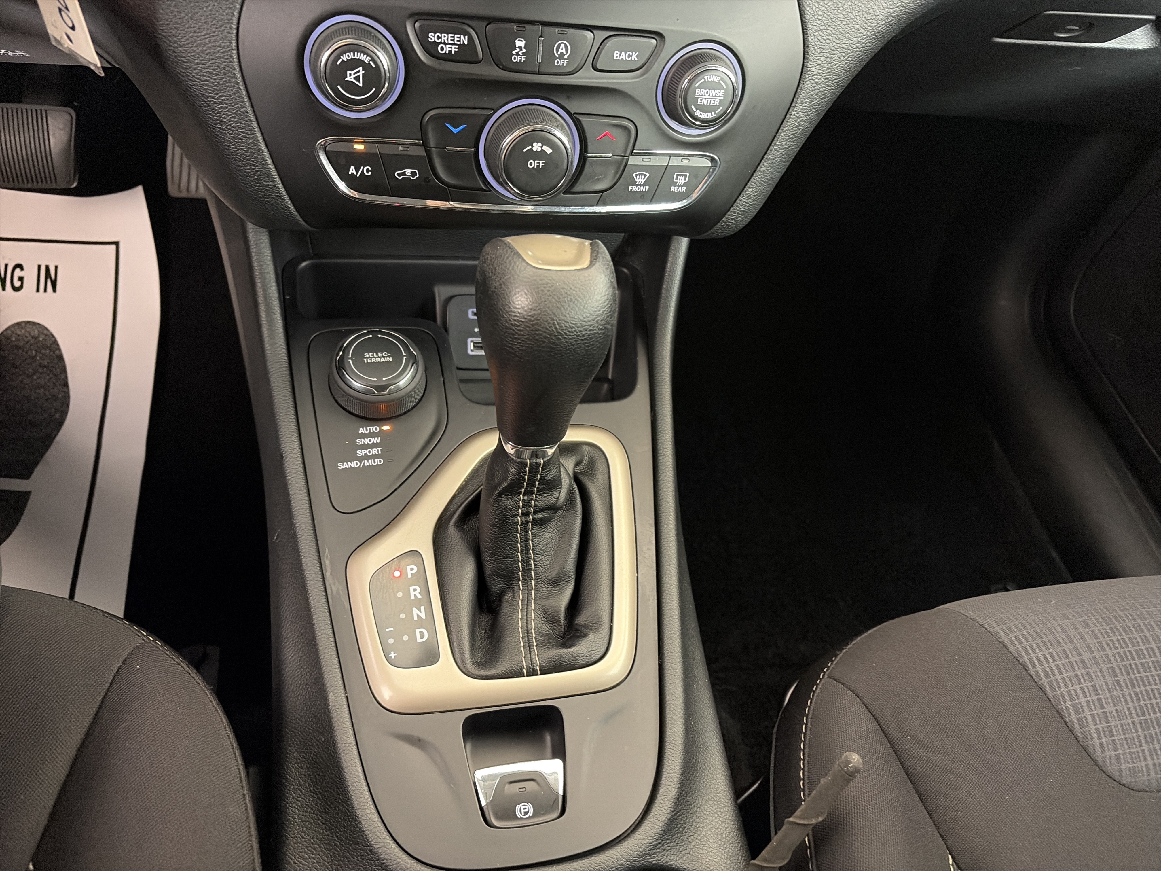 Used 2015 Jeep Cherokee Latitude w/ Cold Weather Group AWD/4WD image 29