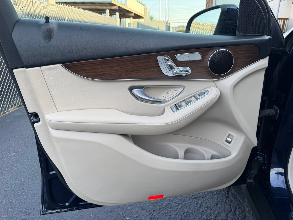 Used 2021 Mercedes-Benz GLC 300 4MATIC image 17
