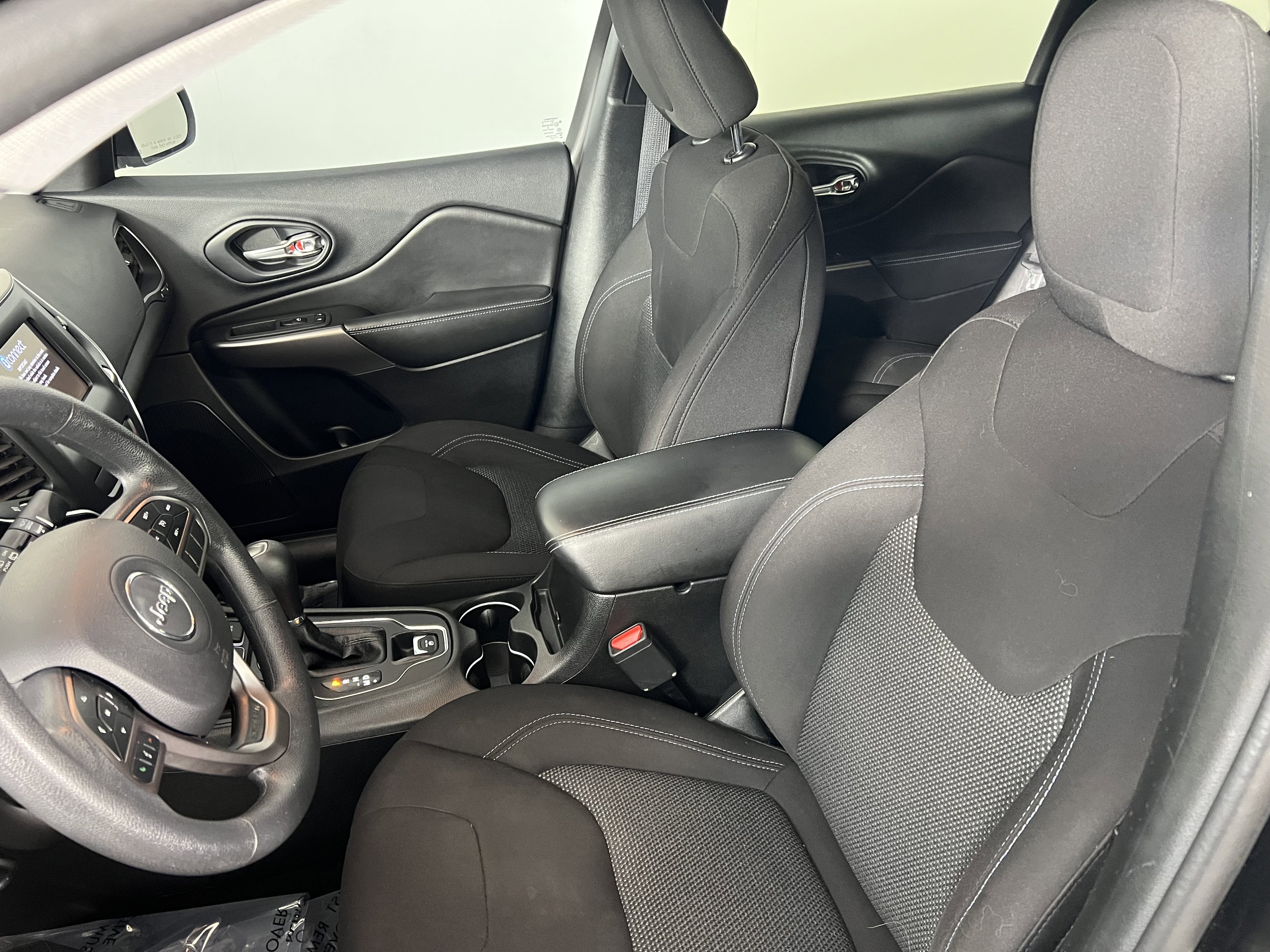 Used 2019 Jeep Cherokee Latitude w/ Popular Appearance Group image 16