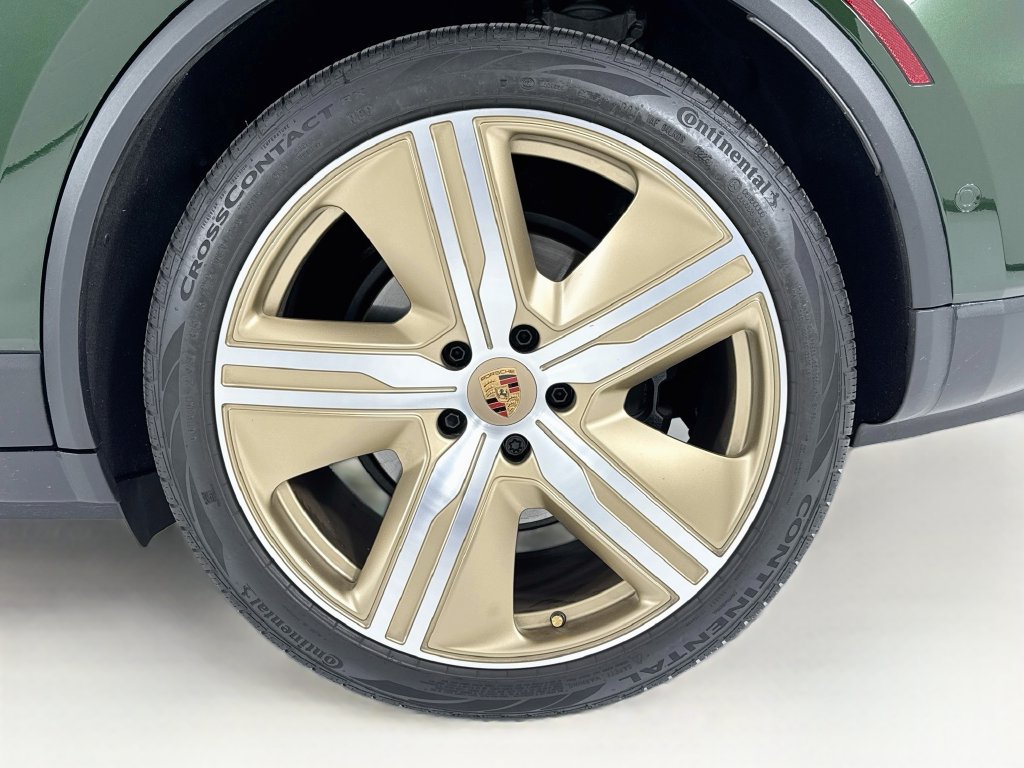 Certified 2025 Porsche Macan Electric RWD image 32