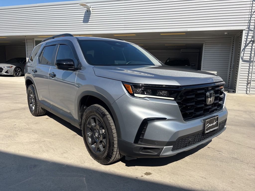 Used 2025 Honda Pilot TrailSport image 3