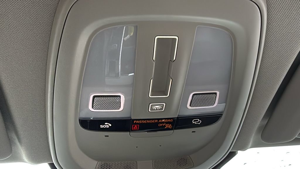 Certified 2025 Volvo XC60 B5 Plus image 21