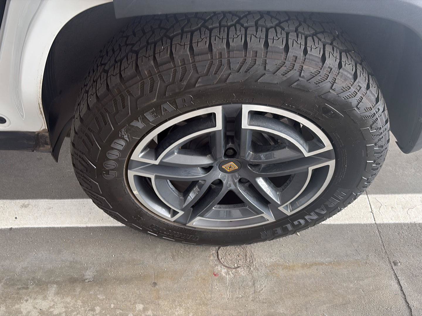 Used 2026 Rivian R1S Adventure AWD/4WD image 28