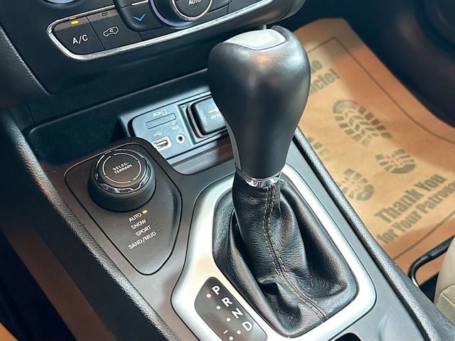 Used 2016 Jeep Cherokee Limited w/ Luxury Group AWD/4WD image 17