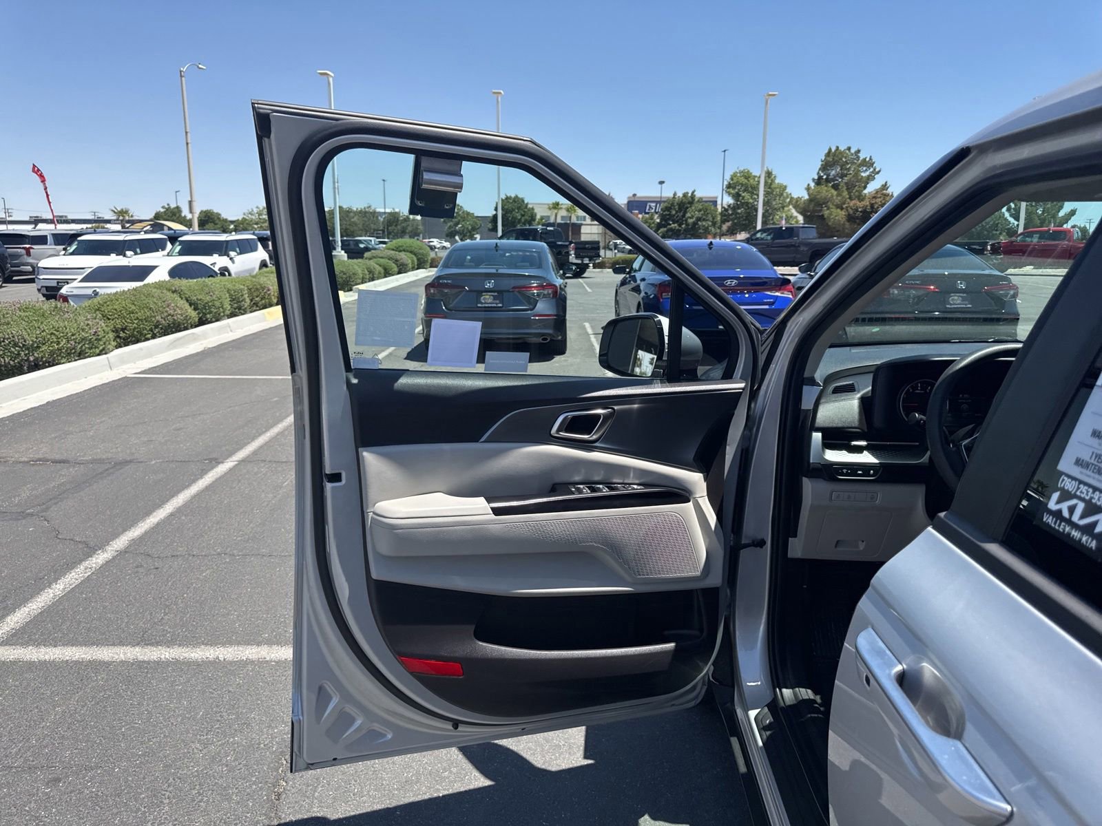 Used 2022 Kia Carnival LX FWD image 14