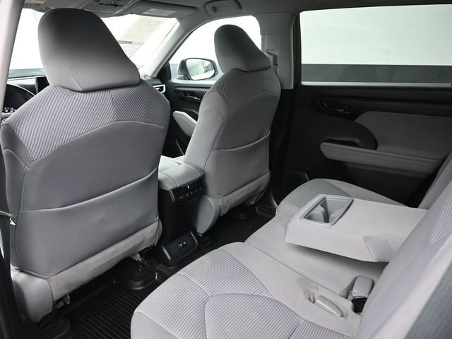 Used 2021 Toyota Highlander LE AWD/4WD image 24