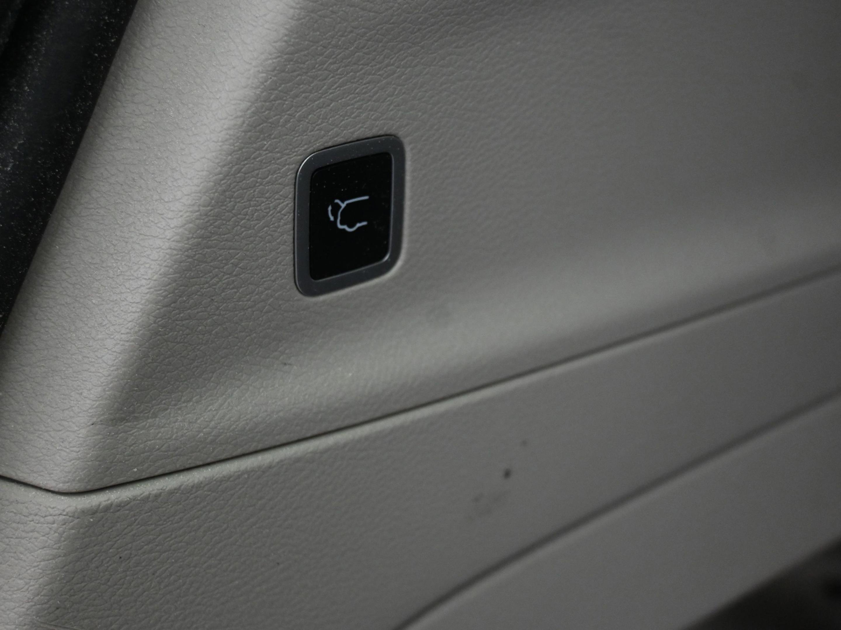 Used 2023 Chrysler Voyager LX image 28