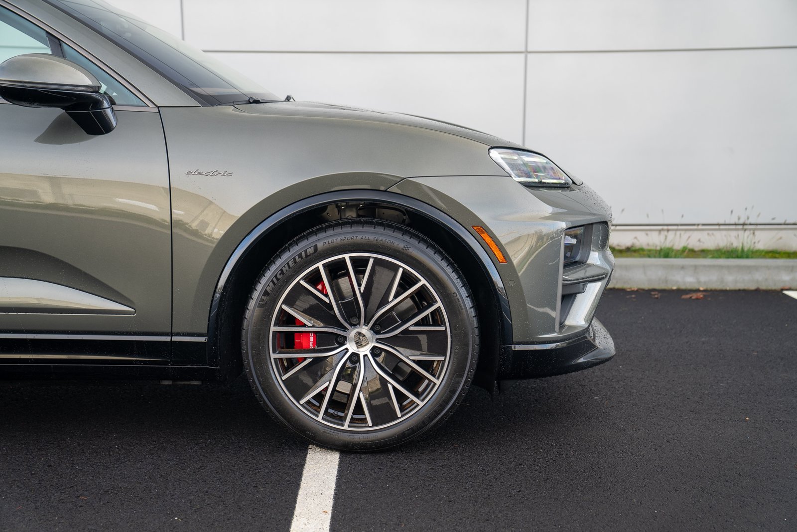 Certified 2025 Porsche Macan Turbo Electric AWD/4WD image 9