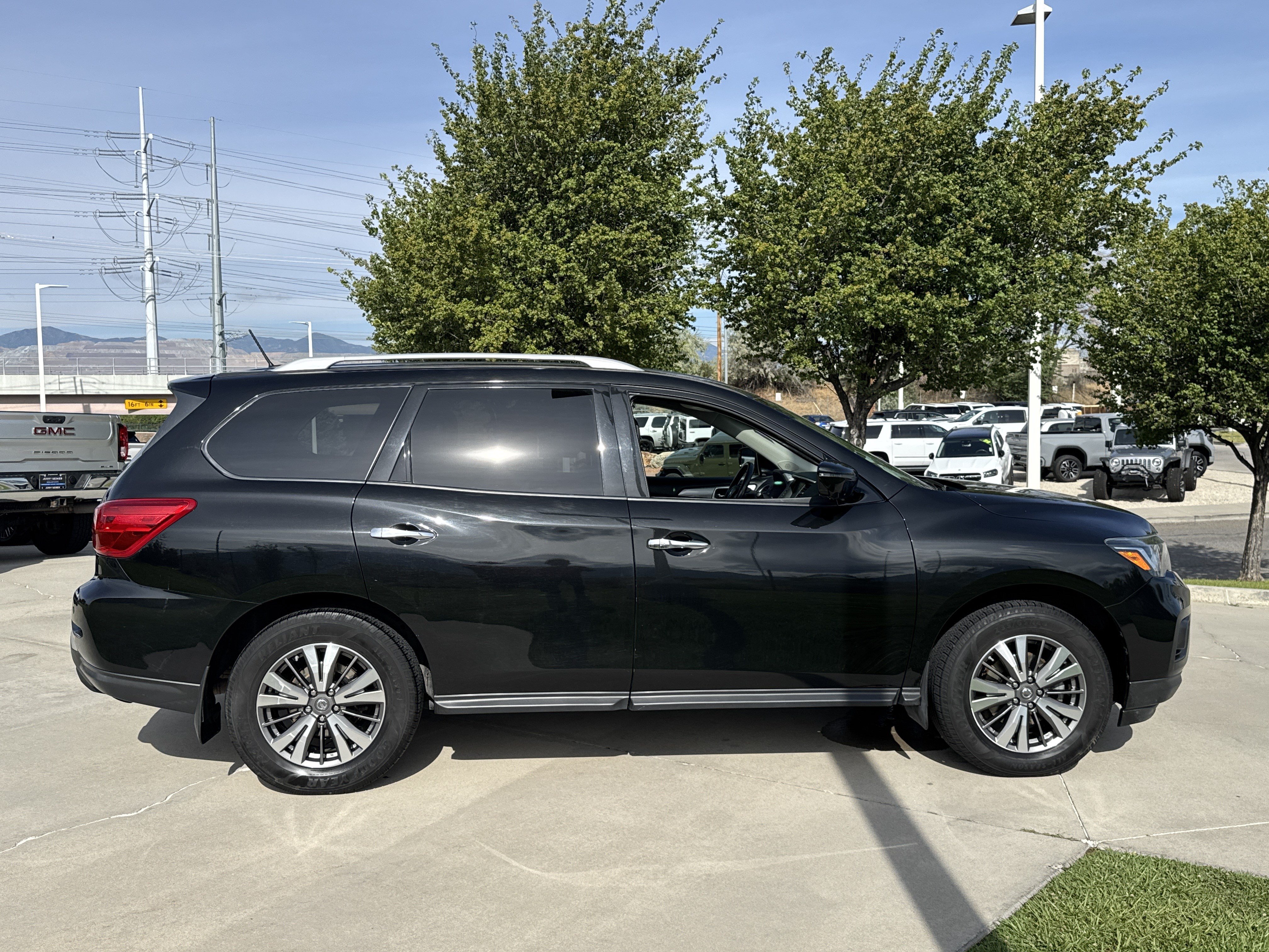 Used 2017 Nissan Pathfinder SL w/ SL Tech Package AWD/4WD image 6