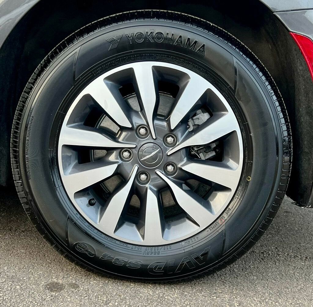 Used 2021 Chrysler Pacifica Limited w/ Uconnect Theater Family Group image 39