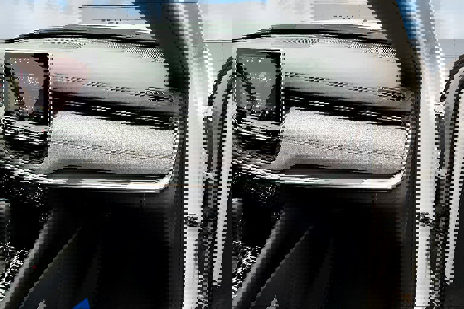 Used 2024 Jeep Compass Latitude image 28