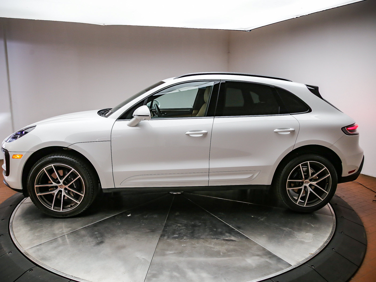Certified 2025 Porsche Macan 4S Electric AWD/4WD image 34