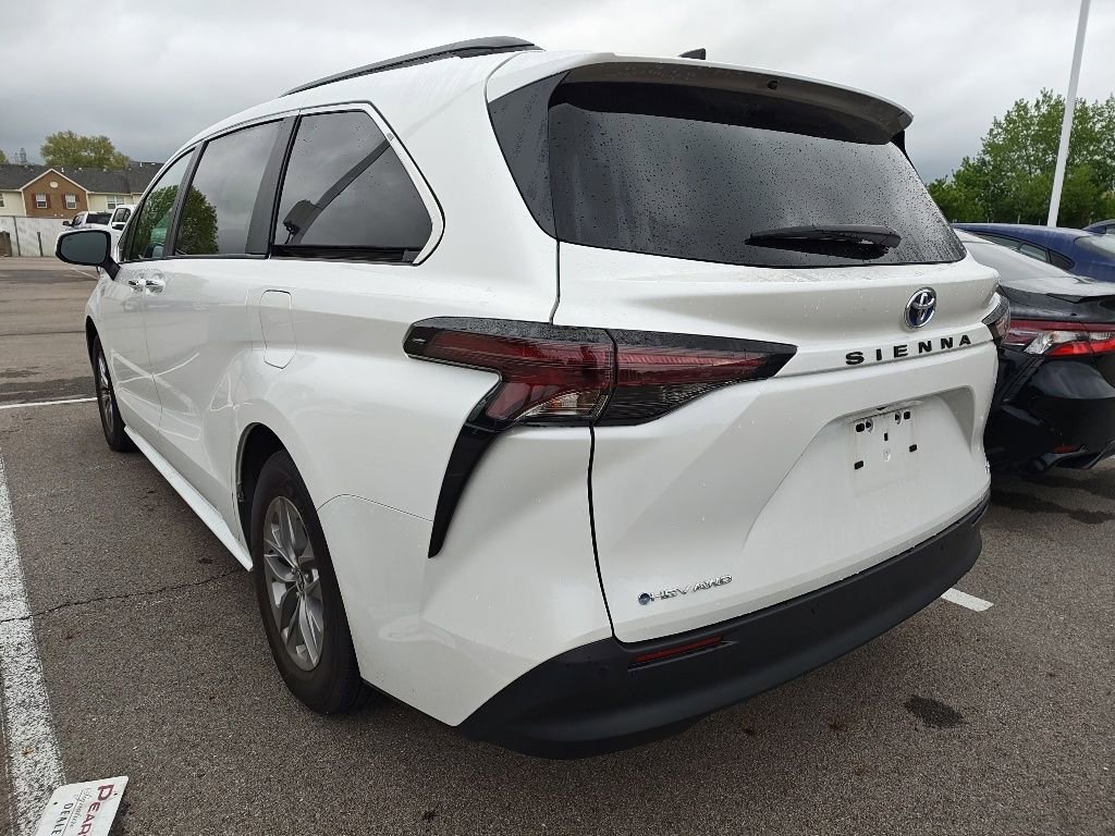 Used 2025 Toyota Sienna XLE AWD/4WD image 4