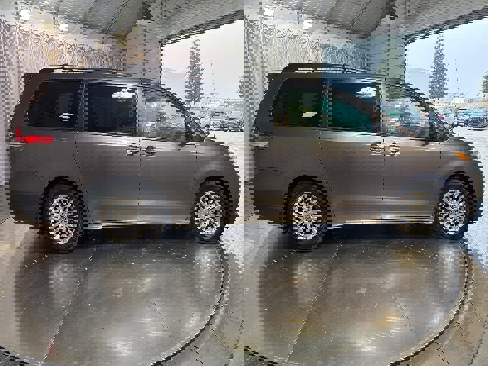 Used 2014 Toyota Sienna XLE image 3