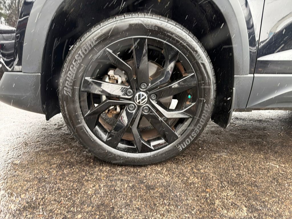 Used 2023 Volkswagen Taos SE w/ Black Wheel Package image 29