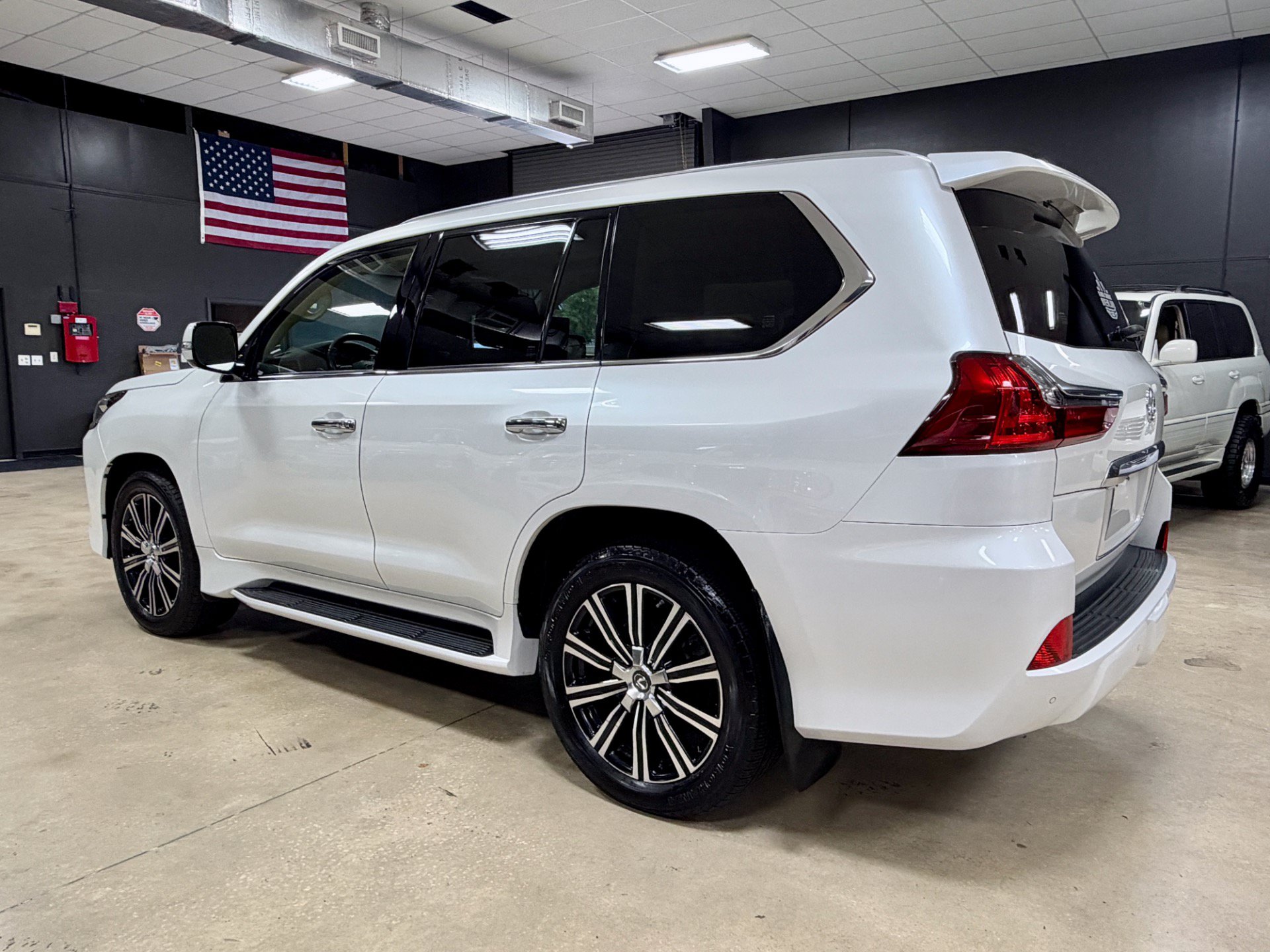 Used 2018 Lexus LX 570 4WD w/ Luxury Package image 9