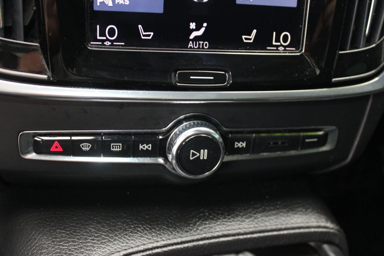 Used 2018 Volvo S90 T5 Momentum image 16