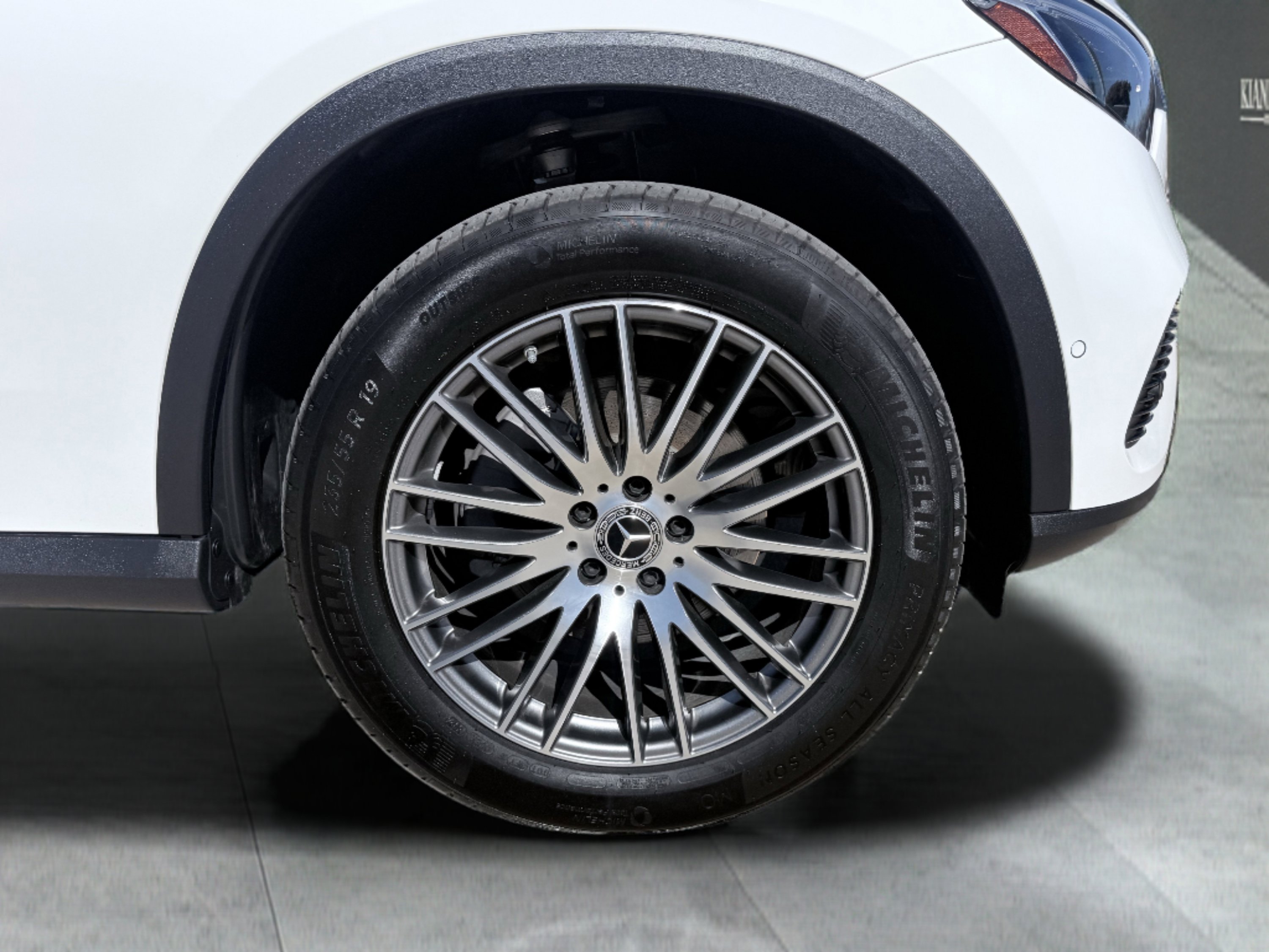 Used 2025 Mercedes-Benz GLC 300 4MATIC image 10