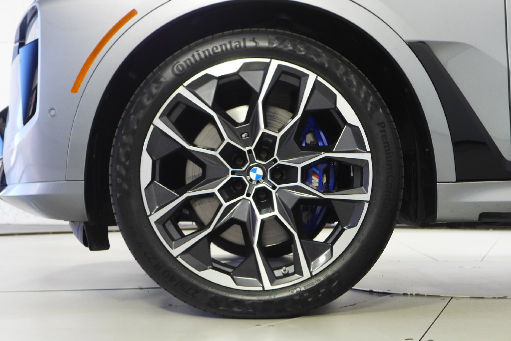 Used 2024 BMW X7 xDrive40i w/ M Sport Package AWD/4WD image 5